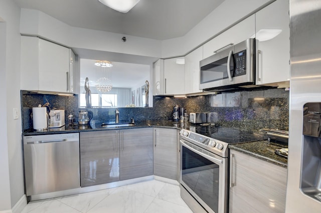7260 Kinghurst Dr Unit 401, Delray Beach, FL 33446 - kitchen with stainless steel appliances, modern cabinets, a chandelier, and white cabinets