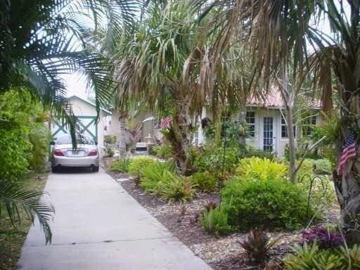 1016 N E St, Lake Worth Beach, FL 33460 - surrounding community with driveway
