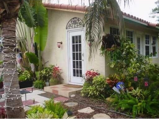 1016 N E St, Lake Worth Beach, FL 33460 - entrance to property featuring stucco siding and a tiled roof