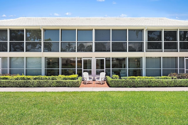 2 Church Ln Unit 115, North Palm Beach, FL 33408 - rear view of property with a lawn