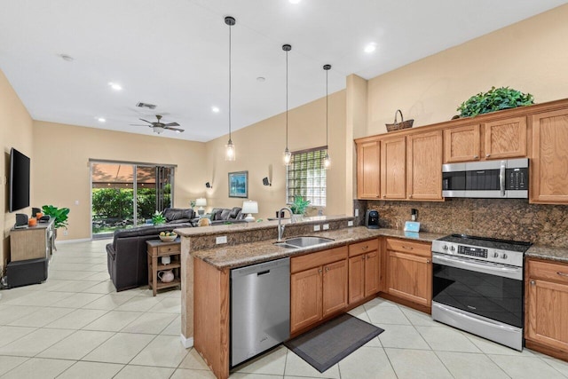 4086 Woodhill Pl, Boynton Beach, FL 33436 - kitchen with appliances with stainless steel finishes, open floor plan, ceiling fan, backsplash, and light tile patterned flooring