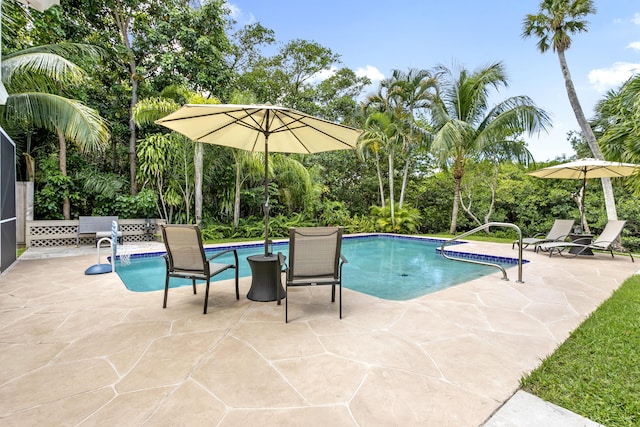 207 Jupiter Woods Dr, Jupiter, FL 33458 - swimming pool featuring a patio area