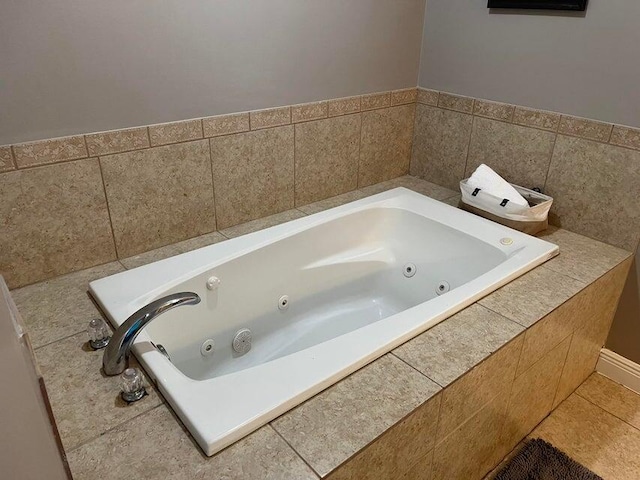 3718 SW Masilunas St, Port Saint Lucie, FL 34953 - full bath featuring a whirlpool tub