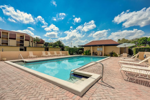 5390 Woodland Lakes Dr Unit 305, Palm Beach Gardens, FL 33418 - community pool with a patio area