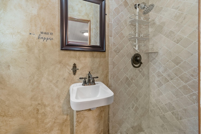 909 N L St, Lake Worth Beach, FL 33460 - bathroom with a tile shower and a sink