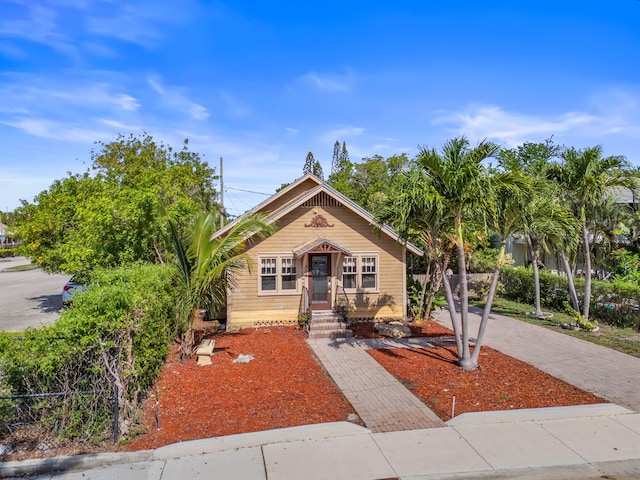 909 N L St, Lake Worth Beach, FL 33460 - view of front facade featuring decorative driveway