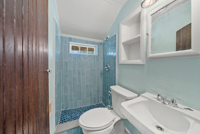 909 N L St, Lake Worth Beach, FL 33460 - full bathroom with a tile shower and vaulted ceiling