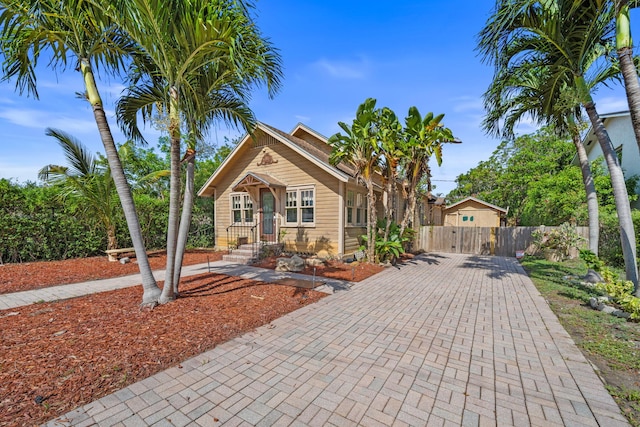 909 N L St, Lake Worth Beach, FL 33460 - view of front of house with decorative driveway