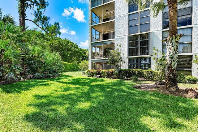 6662 Boca Del Mar Dr Unit 118, Boca Raton, FL 33433 - view of grassy yard with a balcony