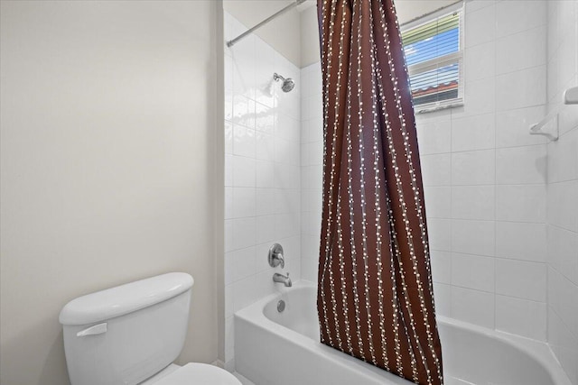 615 Castle Dr, Palm Beach Gardens, FL 33410 - full bath featuring shower / tub combo with curtain and toilet