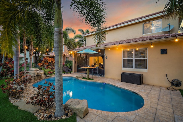 6126 SE Split Oak Trl, Hobe Sound, FL 33455 - pool at dusk with a patio area