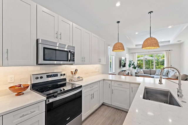 17742 Evangeline Ave, Jupiter, FL 33458 - kitchen with appliances with stainless steel finishes, open floor plan, tasteful backsplash, recessed lighting, and white cabinets