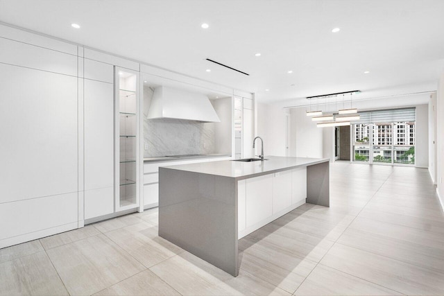 200 SE Mizner Blvd Unit 514, Boca Raton, FL 33432 - kitchen featuring modern cabinets, custom range hood, white cabinetry, a large island, and light countertops