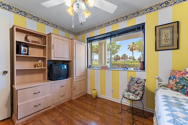 3186 Via Poinciana Unit 111, Lake Worth, FL 33467 - living area with a textured ceiling, dark wood finished floors, wallpapered walls, and ceiling fan