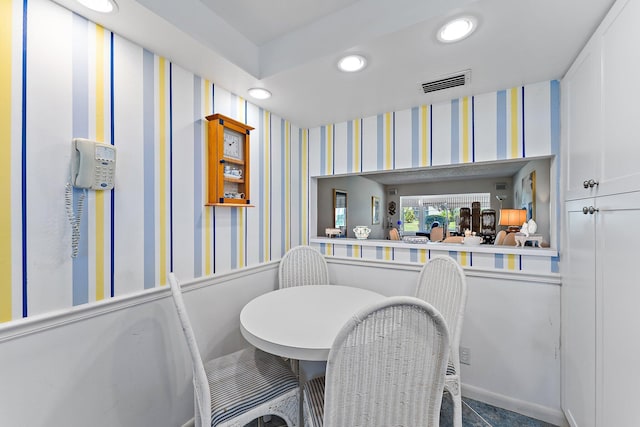 3186 Via Poinciana Unit 111, Lake Worth, FL 33467 - dining space featuring recessed lighting and wallpapered walls