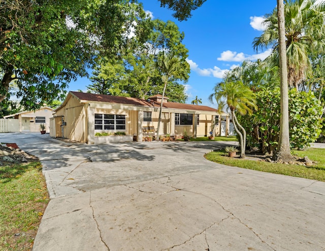 918 Grace Ave, Lake Worth, FL 33461 - view of front facade featuring driveway