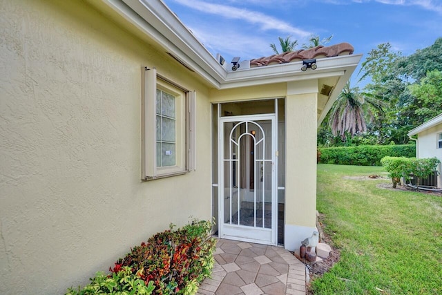 8140 Palm Gate Dr, Boynton Beach, FL 33436 - entrance to property featuring stucco siding and a yard