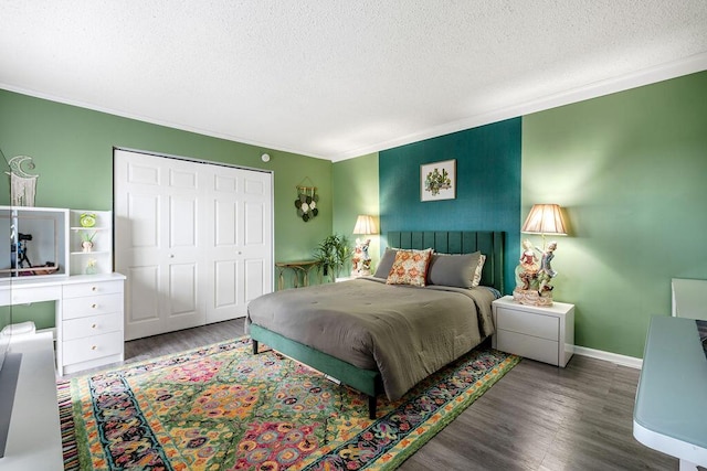 22164 Boca Rancho Dr Unit D, Boca Raton, FL 33428 - bedroom featuring a textured ceiling, wood finished floors, ornamental molding, and a closet