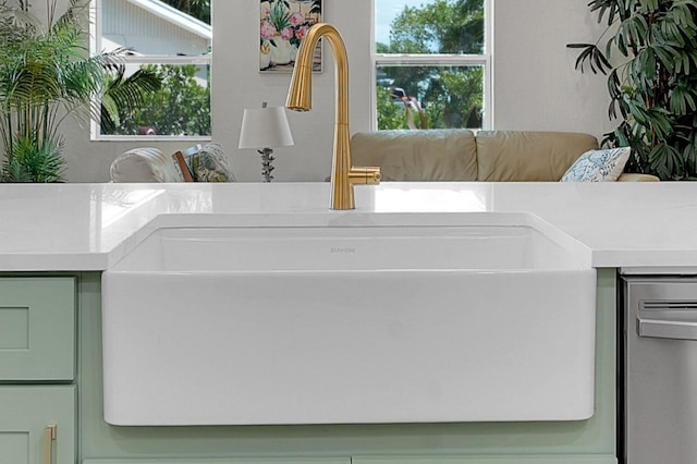 950 York St, West Palm Beach, FL 33401 - detailed view of a sink and dishwasher