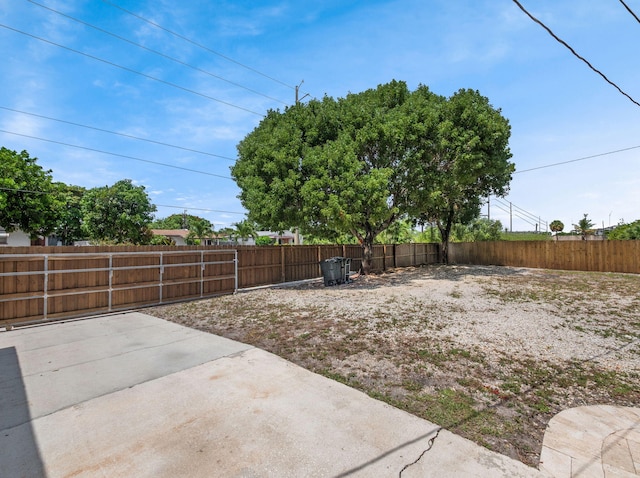 1303 NW 2nd St, Delray Beach, FL 33444 - view of yard with a patio