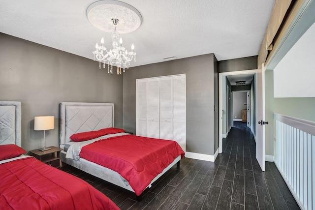 5465 Monterey D Cir Unit D, Delray Beach, FL 33484 - bedroom with wood finish floors, a closet, a chandelier, and a textured ceiling
