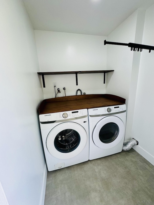 970 Normandy U, Delray Beach, FL 33484 - laundry room featuring washer and clothes dryer and baseboards