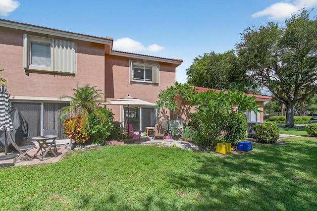 9931 Kamena Cir, Boynton Beach, FL 33436 - rear view of property with stucco siding, a lawn, and a tile roof