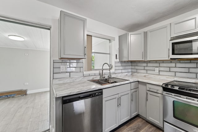 4364 N Mary Cir, Palm Beach Gardens, FL 33410 - kitchen with stainless steel appliances, gray cabinets, dark wood finished floors, and tasteful backsplash