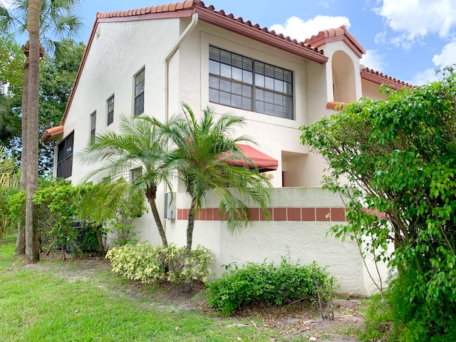 101 Liberty Ct, Deerfield Beach, FL 33442 - view of side of property with a tiled roof and stucco siding
