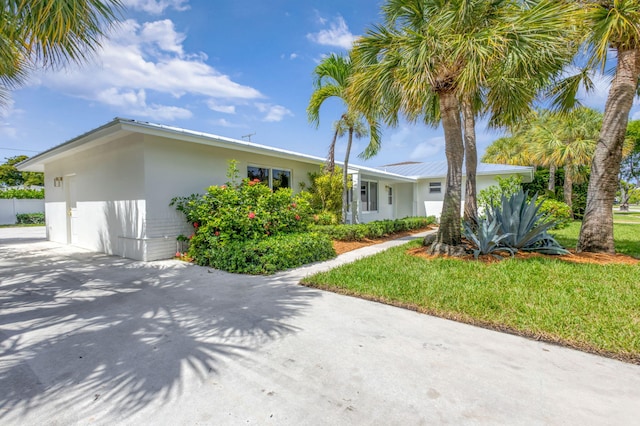 131 Cruiser Rd S, North Palm Beach, FL 33408 - ranch-style home featuring stucco siding and a front yard