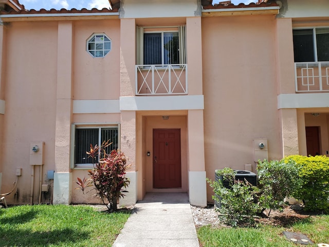 871 NW 208th Cir, Pembroke Pines, FL 33029 - view of property featuring stucco siding and a tile roof