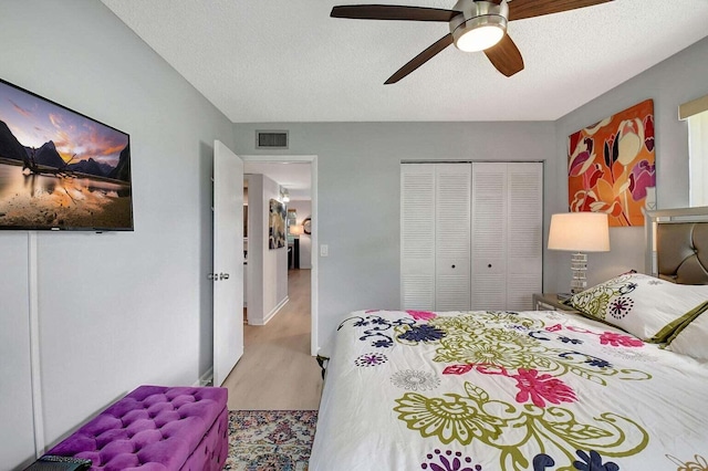74 Normandy Unit B, Delray Beach, FL 33484 - bedroom featuring a closet, wood finished floors, a textured ceiling, and ceiling fan