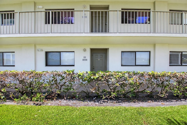 5574 Witney Dr Unit 104, Delray Beach, FL 33484 - entrance to property featuring a balcony