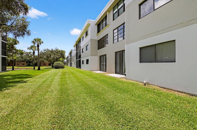 5574 Witney Dr Unit 104, Delray Beach, FL 33484 - view of green lawn