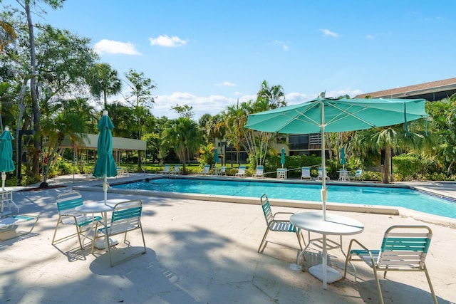 7670 NW 79th Ave Unit O3, Tamarac, FL 33321 - community pool with a patio area
