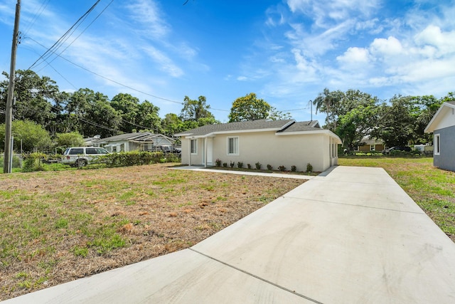 306 N N 28th St, Fort Pierce, FL 34947 - view of front facade with a front yard, stucco siding, and driveway