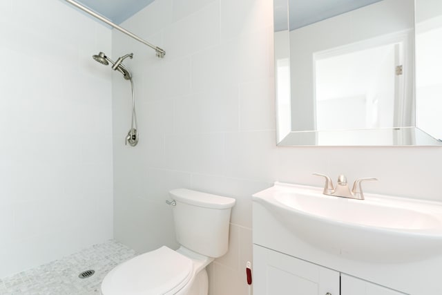 450 NE 38th St, Boca Raton, FL 33431 - bathroom featuring tiled shower, tile walls, and vanity