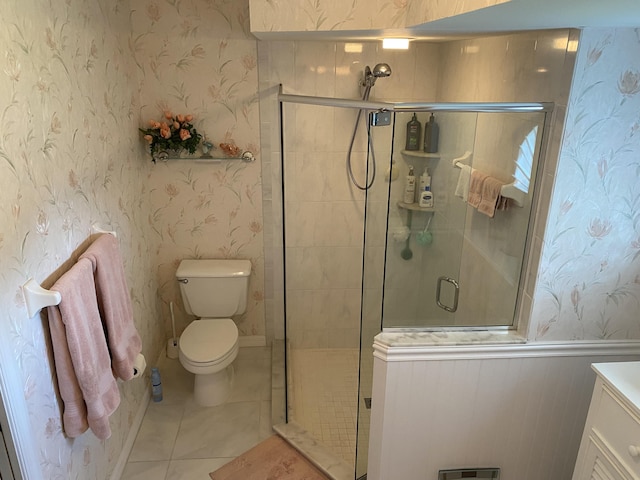 3053 SE Darien Rd, Port Saint Lucie, FL 34952 - full bathroom featuring wallpapered walls, a stall shower, vanity, and wainscoting