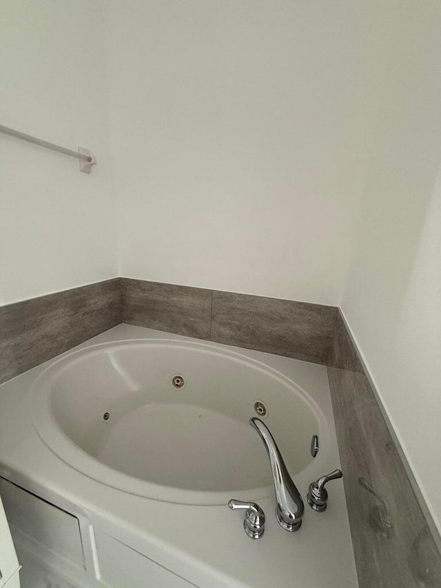 108 W Pigeon Plum Dr W Unit 102, Jupiter, FL 33458 - full bathroom featuring a jetted tub