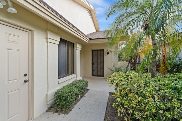 348 River Edge Rd, Jupiter, FL 33477 - entrance to property with stucco siding and a shingled roof