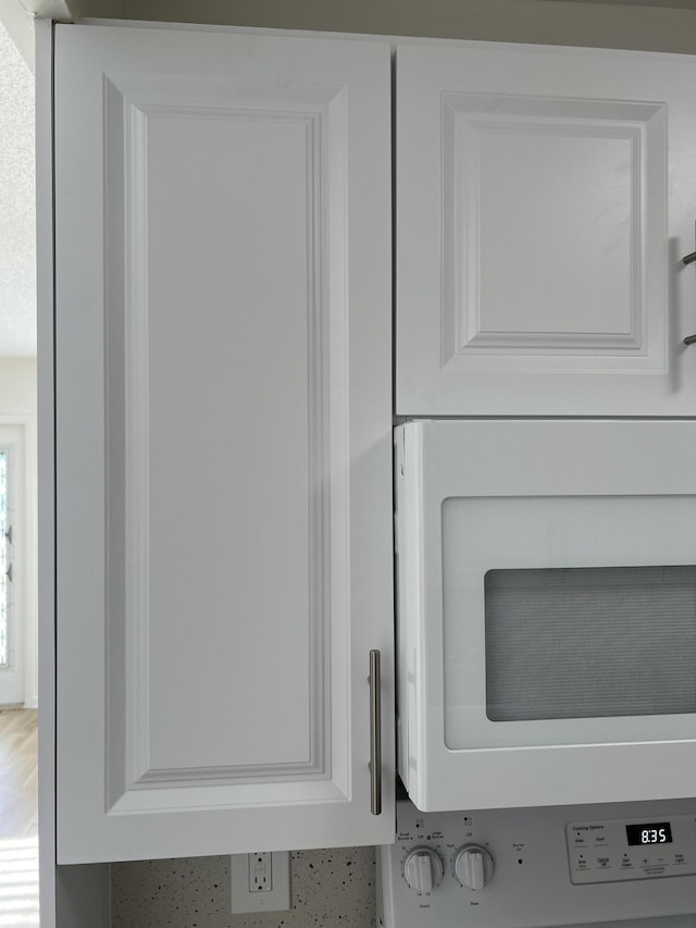 2072 Cornwall D, Boca Raton, FL 33434 - detailed view of white microwave and white cabinetry