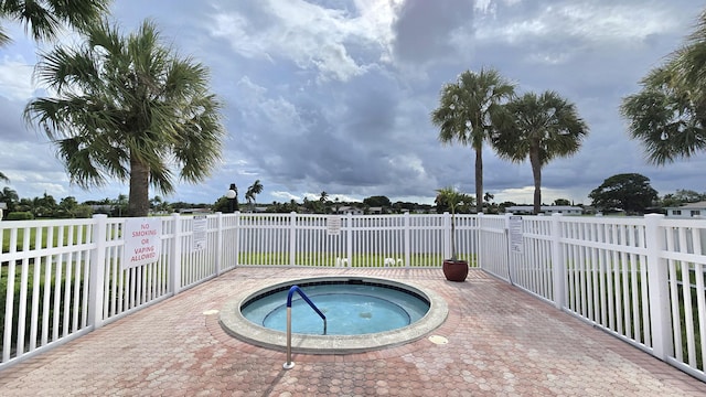 6140 Stanley Ln, Delray Beach, FL 33484 - view of swimming pool with a hot tub