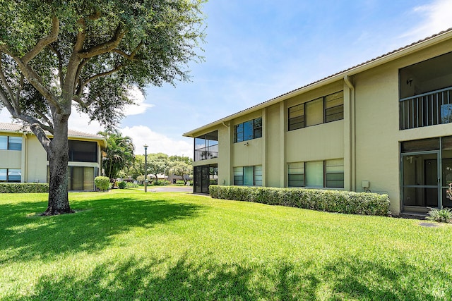 23 Stratford Dr Unit H, Boynton Beach, FL 33436 - view of grassy yard