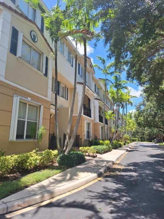 3172 N Greenleaf Cir, Boynton Beach, FL 33426 - view of property featuring a residential view
