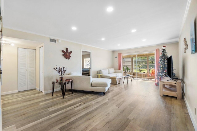 148 Lake Constance Dr Unit 148, West Palm Beach, FL 33411 - living area featuring wood finished floors, recessed lighting, and crown molding
