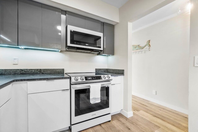 148 Lake Constance Dr Unit 148, West Palm Beach, FL 33411 - kitchen featuring stainless steel range with electric cooktop, light wood-style floors, dark countertops, gray cabinetry, and crown molding