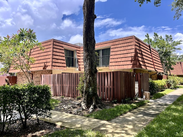 1535 Masters Cir Unit 148, Delray Beach, FL 33445 - view of side of home with mansard roof and brick siding