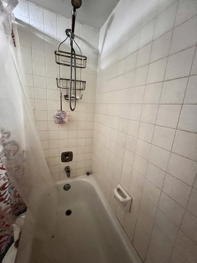1535 Masters Cir Unit 148, Delray Beach, FL 33445 - bathroom featuring shower / bath combo
