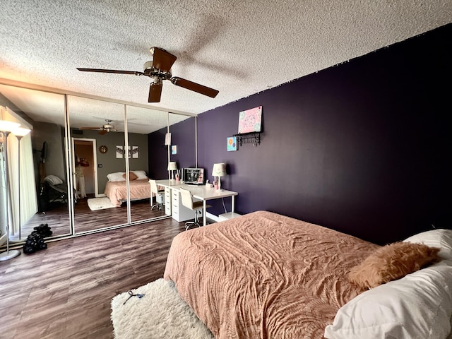 1535 Masters Cir Unit 148, Delray Beach, FL 33445 - bedroom featuring a textured ceiling, wood finished floors, a ceiling fan, and a closet