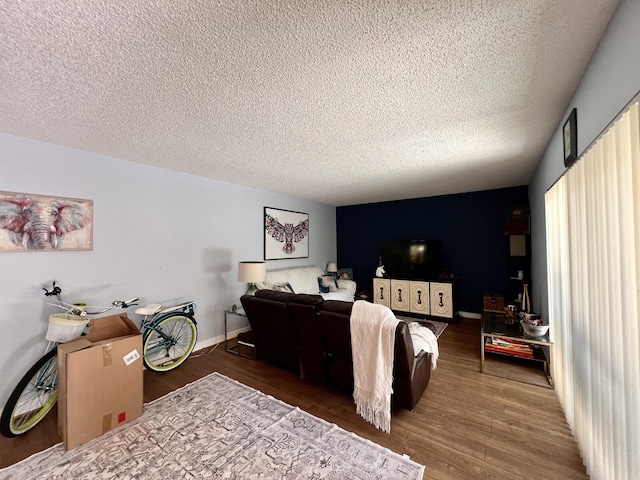 1535 Masters Cir Unit 148, Delray Beach, FL 33445 - living room featuring wood finished floors and a textured ceiling